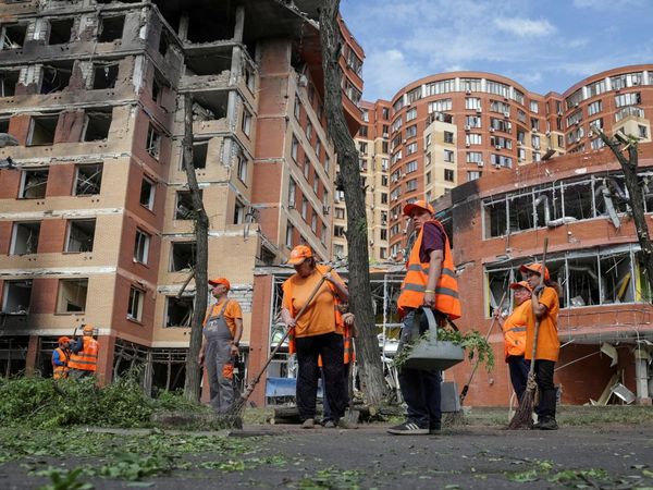 Petugas Bersihkan Halaman Mal di Odesa Usai Dirudal Rusia