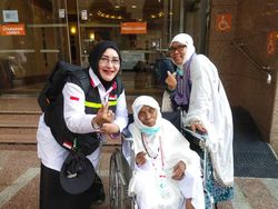 Mereka Layani Jemaah Haji dari Bersihkan Kotoran, Ganti Pampers dan Pakaian