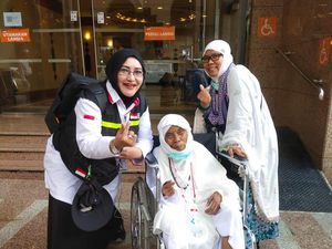 Mereka Layani Jemaah Haji dari Bersihkan Kotoran, Ganti Pampers dan Pakaian Mereka Layani Jemaah Haji dari Bersihkan Kotoran, Ganti Pampers dan Pakaian