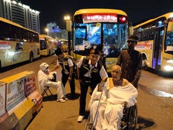 Kisah Haru Mbah Murni, Jemaah Lansia yang Dibantu & Digendong Petugas Haji