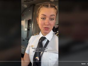 Pilot Wanita Pamer Jendela Kecil Rahasia, Netizen: Pantesan Cuek Pas Delay