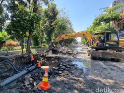 Pipa PDAM Bocor Paksa Jalan Kertajaya Surabaya Ditutup, Lalin Padat