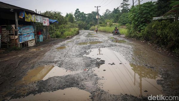Potret Jalan Rusak Parah di Kabupaten Bogor