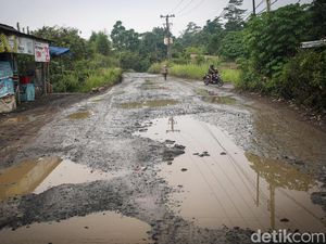 Potret Jalan Rusak Parah di Kabupaten Bogor
