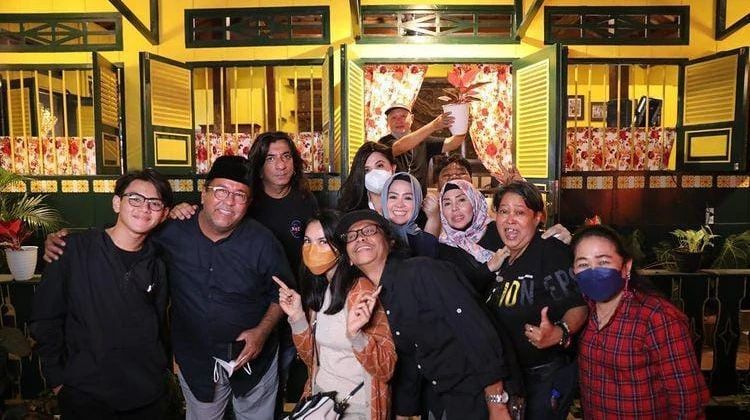 Potret Koh Ahong bareng pemain 'Si Doel Anak Sekolahan' Potret Koh Ahong bareng pemain 'Si Doel Anak Sekolahan'