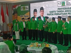 Dipakaikan Jaket Hijau, Sandiaga Resmi Jadi Kader PPP