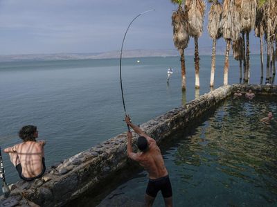 Serunya Berenang Sambil Memancing di Laut Galilea Israel