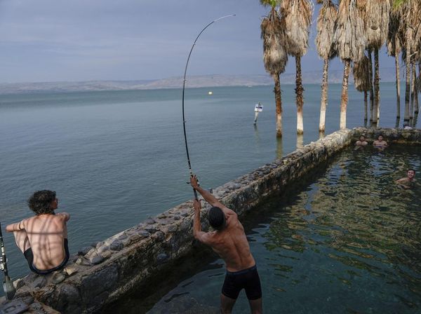 Serunya Berenang Sambil Memancing di Laut Galilea Israel