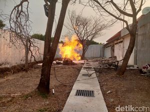 Sebulan Berlalu, Semburan Api di Rest Area Tol Cipali Masih Berkobar Sebulan Berlalu, Semburan Api di Rest Area Tol Cipali Masih Berkobar
