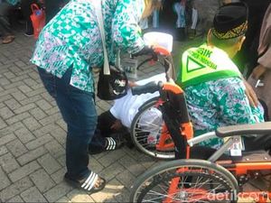 Tangis Haru dan Sujud Bakti Anak Warnai Pelepasan Calon Jemaah Haji Gresik Tangis Haru dan Sujud Bakti Anak Warnai Pelepasan Calon Jemaah Haji Gresik
