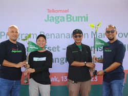 Telkomsel & Jejak.in Tanam 15.060 Pohon di Kawasan Mangrove Jakarta-Bali