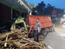 Truk Tabrak Motor Lalu Hantam Ruko di Pandeglang, 2 Orang Tewas