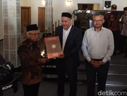 Maruf Amin Berikan Al-Quran Bahasa Indonesia Saat ke Hazrati Imam Uzbekistan