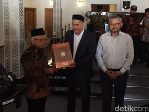 Maruf Amin Berikan Al-Quran Bahasa Indonesia Saat ke Hazrati Imam Uzbekistan Maruf Amin Berikan Al-Quran Bahasa Indonesia Saat ke Hazrati Imam Uzbekistan