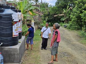 Cerita Warga Desa Besan Jalan 3 Kilometer demi Air