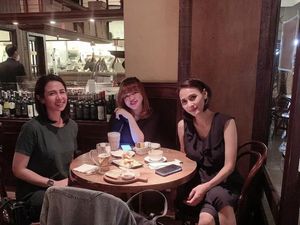 Wenny Ariani Saat Santai dan Kulineran Bersama Anak Wenny Ariani Saat Santai dan Kulineran Bersama Anak