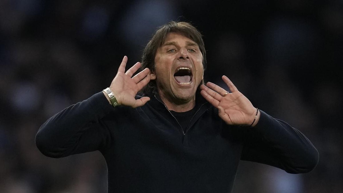 Antonio Conte penasaran melatih dua klub ini. (Foto: AP/Matt Dunham)