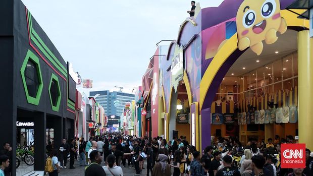 Antusias Masyarakat Ke PRJ 2023 Di Hari Pertama Pekan Raya Jakarta (PRJ) yang berlangsung di Jakarta International Expo (JIExpo) Kemayoran, Jakarta Pusat, Kamis (15/6/2023). (CNN Indonesia/Andry Novelino)
