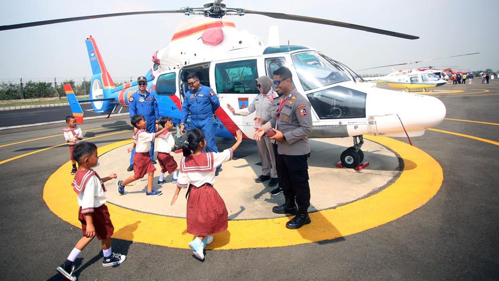 Antusias Pengunjung Lihat Pameran Helikopter Pertama di Indonesia Antusias Pengunjung Lihat Pameran Helikopter Pertama di Indonesia