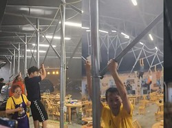 Apes! Pegawai Ini Terbawa Angin Saat Coba Lindungi Tenda Restoran