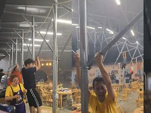 Apes! Pegawai Ini Terbawa Angin Saat Coba Lindungi Tenda Restoran Apes! Pegawai Ini Terbawa Angin Saat Coba Lindungi Tenda Restoran