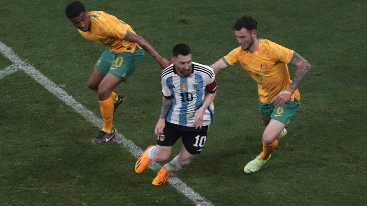 Lionel Messi turun sebagai starter di laga Argentina vs Australia. (Foto: AP/Ng Han Guan)
