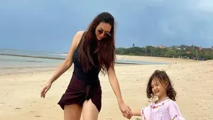 Jadi Inspirasi Mama Muda, 7 OOTD Aura Kasih saat Momong Anak