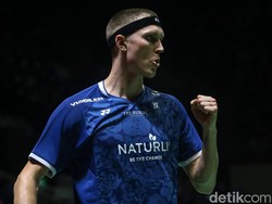 Pebulutangkis Viktor Axelsen Gantung Raket Akibat Cedera Punggung Kronis