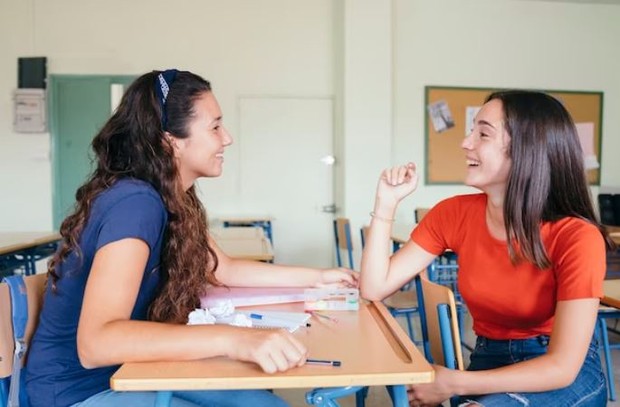 Buat orang terkesima/ foto: Freepik/ freepik Dua perempuan berbicara