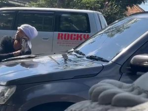 7 Fakta Bule AS Adang dan Rusak Mobil Polisi gegara Barang Hilang 7 Fakta Bule AS Adang dan Rusak Mobil Polisi gegara Barang Hilang