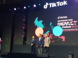 Saat Bos TikTok Ajak Luhut Bikin Konten di Atas Panggung Saat Bos TikTok Ajak Luhut Bikin Konten di Atas Panggung