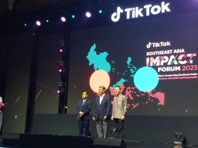 Saat Bos TikTok Ajak Luhut Bikin Konten di Atas Panggung