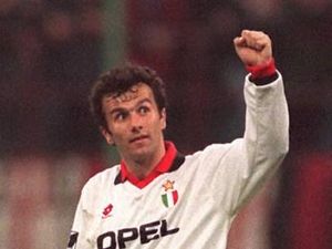Legenda AC Milan Ini Berkendara Ribuan KM Demi Pemakaman Berlusconi Legenda AC Milan Ini Berkendara Ribuan KM Demi Pemakaman Berlusconi