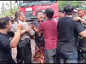 Demo Proyek Pembangunan Pabrik Palawija di Tuban Diwarnai Saling Dorong Demo Proyek Pembangunan Pabrik Palawija di Tuban Diwarnai Saling Dorong