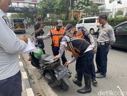 Ragam Alasan Pemotor Parkir di Trotoar Margonda Depok: Cuma Sebentar