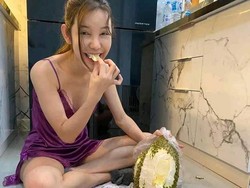 Cara Tak Biasa Wanita Cantik Ini Kupas Durian, Diiris Seperti Pepaya