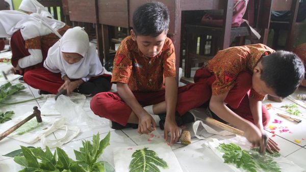 Semangatnya Siswa SD Belajar Pembuatan Karya Kreatif Ecoprint