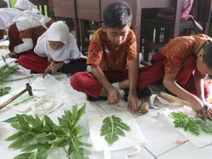 Semangatnya Siswa SD Belajar Pembuatan Karya Kreatif Ecoprint