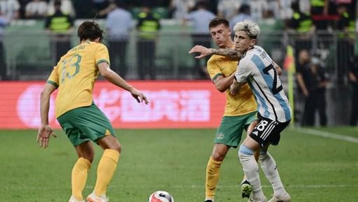 Australias Denis Genreau (L) fights for the ball with Argentinas Alejandro Garnacho (R) during a friendly football match between Australia and Argentina at the Workers Stadium in Beijing on June 15, 2023. (Photo by Pedro PARDO / AFP)