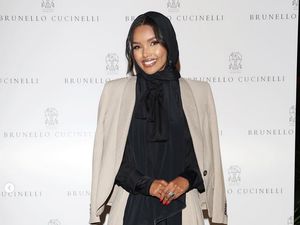 Dulu Pensiun Demi Agama, Gaya Hijab Halima Aden Kini Dikritik, Pamer Rambut