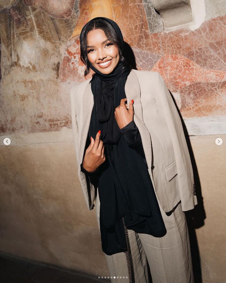Gaya hijab Halima Aden tuai kritik dari netizen karena memperlihatkan bagian depan rambutnya.