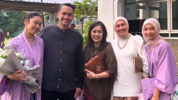 Hadiri Wisuda Anak, Tora Sudiro Keciduk Ikutan Foto Bareng Mantan Istri