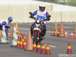 Instruktur Safety Riding Unjuk Kebolehan