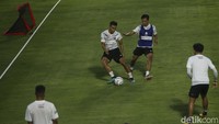 Dalam latihan nampak para pemain Timnas Indonesia begitu bersemangat.