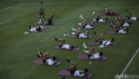 Timnas Indonesia yang berlatih dibagi menjadi dua tim, para pemain yang menjalani pemulihan menggunakan sepatu training.
