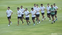 Sejumlah pemain Timnas Indonesia menjalani latihan di Stadion A, GBK, Jakarta, Kamis (14/6/2023).