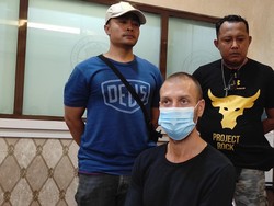 Bekal Habis Bikin Gelandangan Asal Amerika Adang-Rusak Mobil Polisi