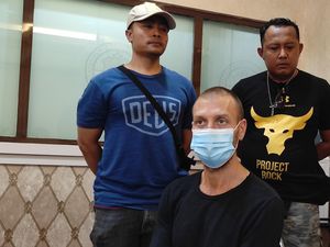 Bule Pencegat Mobil Polisi Datang ke Bali untuk Berwisata Bule Pencegat Mobil Polisi Datang ke Bali untuk Berwisata
