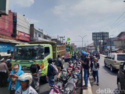 Tuntut Kerja Lagi, Buruh-Pekerja Tambang Blokade Jalan Padalarang
