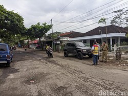 KemenPUPR Gelontor Rp 59 M Perbaiki Jalan Rusak Blitar yang Dilintasi Truk Tebu